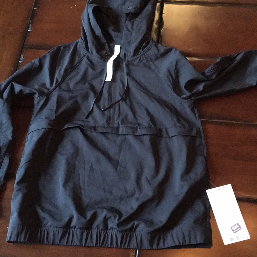 Lululemon NWT black pack light half zip pullover 6